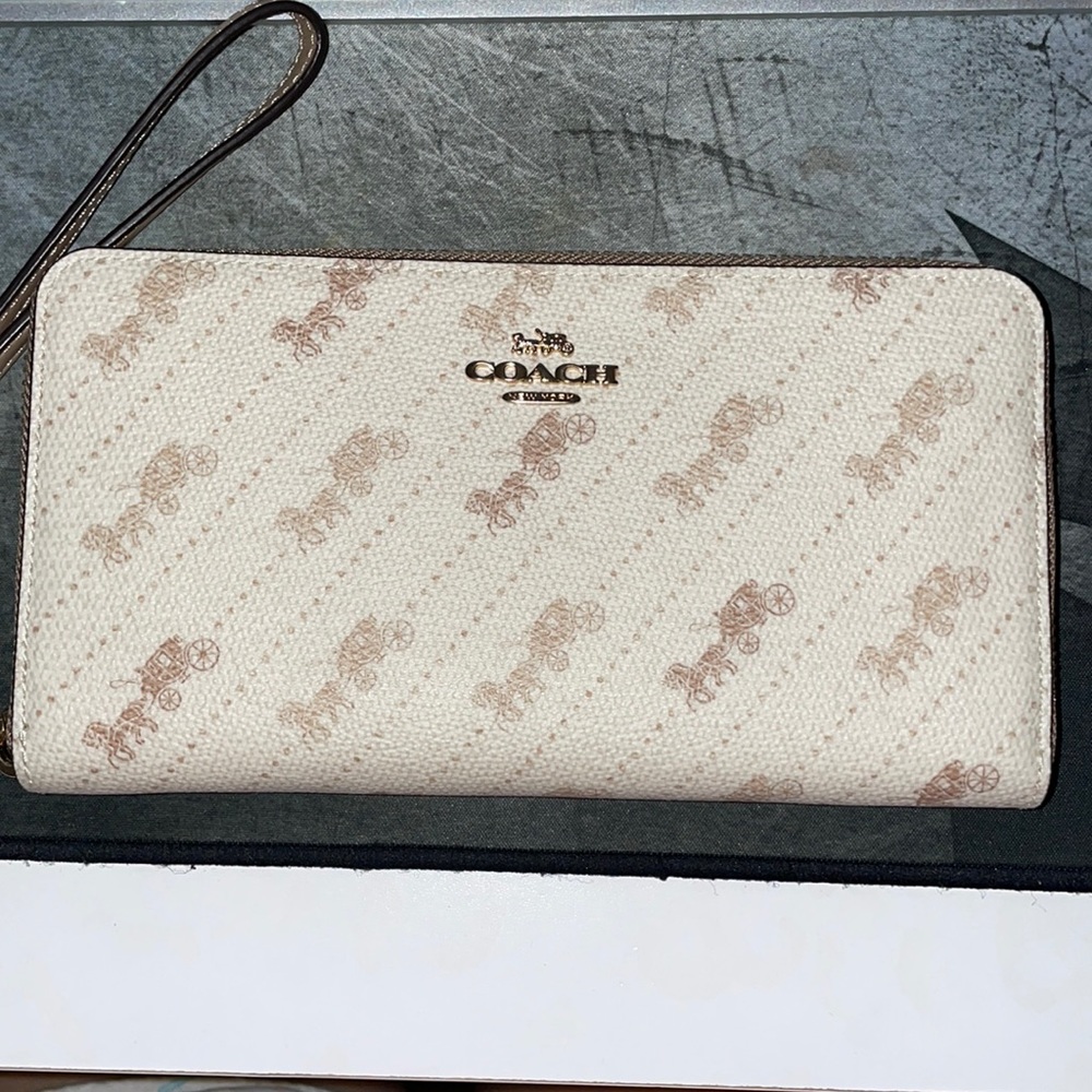 EUC🌹Coach Cream and Light Brown Signature Wristlet Wallet